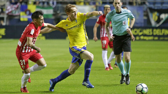 Álex Fernández pugna con Gaspar Panadero en presencia del árbitro en un lance del partido contra el Almería.