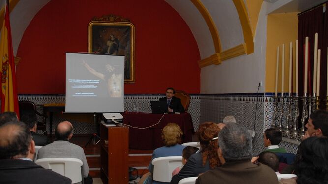 Pedro Manzano durante la conferencia que ofreció tras la restauración del Cristo de la Expiración