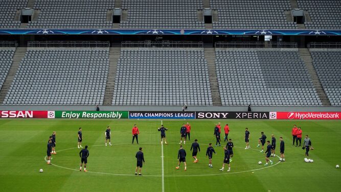 Los jugadores sevillistas se ejercitan en el Allianz Arena de Múnich.