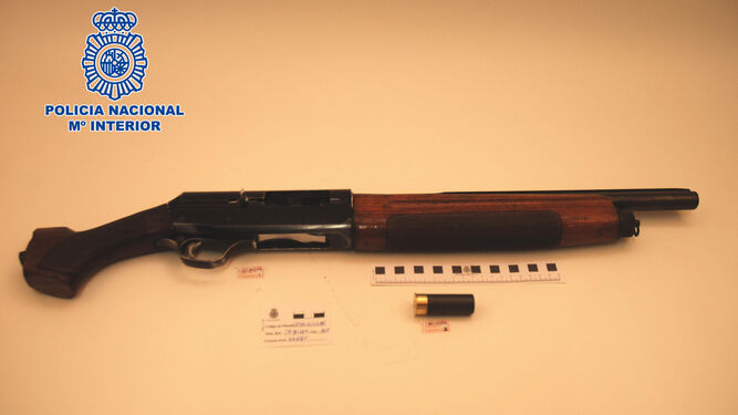 Imagen de la escopeta con la culata y los cañones recortados que fue intervenida por la Policía.