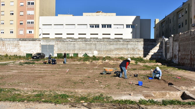 Una imagen del equipo en los trabajos preliminares de la localización de las fosas comunes en el cementerio de San José.