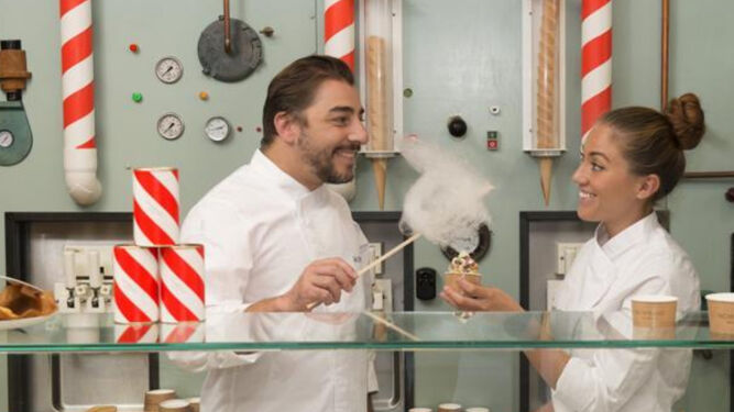 Jordi Roca y su mujer, Alejandra Rivas, compañera de aventuras culinarias, en la heladería Rocambolesc.