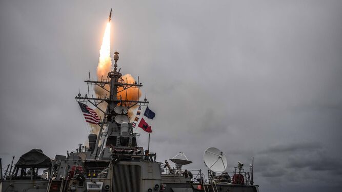 El destructor 'USS Donald Cook' lanza un misil en unas maniobras realizadas el pasado mes de octubre.