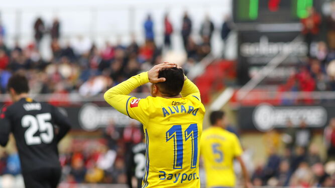 Álvaro se lamenta en el lance del partido ante el Reus.