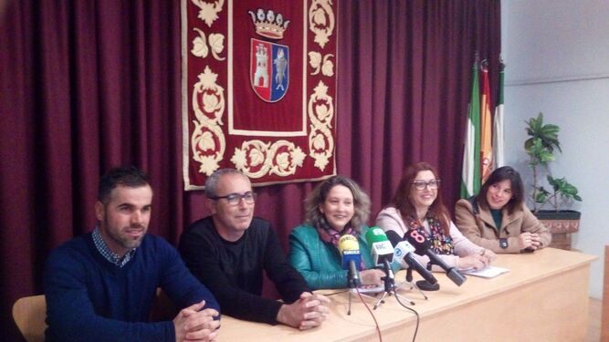 Los concejales del PSOE conileño, en la rueda de prensa en la que comunicaron su dimisión.