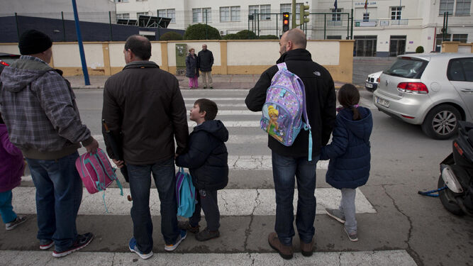 Padres con sus hijos a la salida del colegio, en una imagen de archivo.