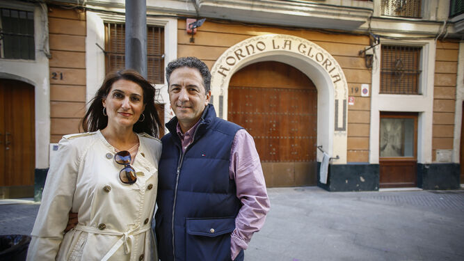 Isabel Pérez y Javier Senese, propietarios de La Vaca Atada, posando ayer por la tarde frente a la fachada del local que convertirán en asador.