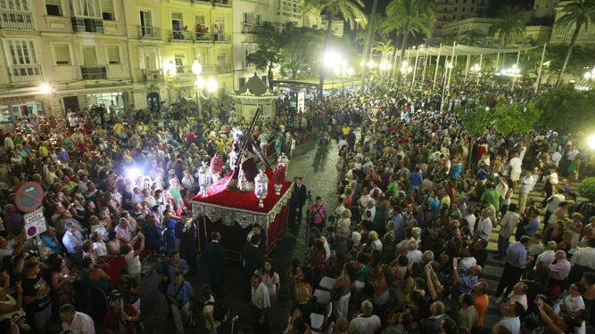 El Nazareno de Vejer, sobre el paso de la Virgen de la Palma, recorre la plaza de San Juan de Dios en el vía crucis diocesano que se celebró en Cádiz en 2011.