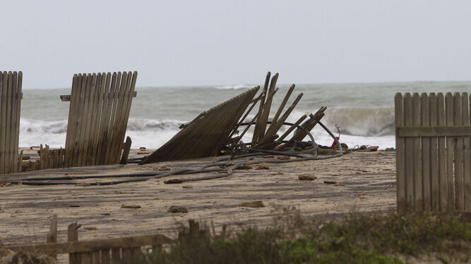 La playa de Camposoto, tras el devastador paso de la borrasca 'Emma'.