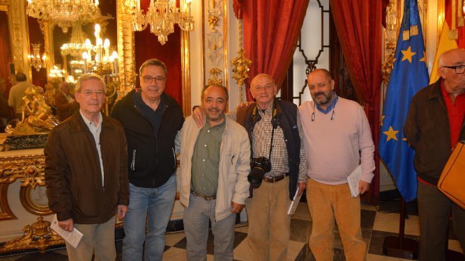 Eduardo Geneiro, Manuel Pérez, Joaquín Hernández Kiki, Manolo Torre y Juan Pablo Rodríguez Sánchez, tras finalizar el acto, en el salón Regio de la Diputación de Cádiz.