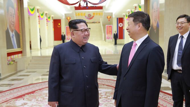 Kim Jong-un, con un alto dirigente del Partido Comunista chino.