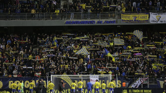 Los jugadores saludan a la afición cadista después de un partido disputado en el estadio Ramón de Carranza.