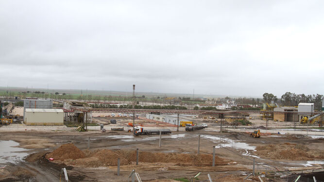 Imagen de la zona donde se construye la nueva planta de generación de biomasa en Huelva.