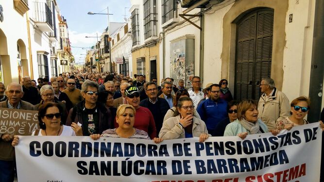 La manifestación que se celebró ayer en Sanlúcar, a su paso por la calle Barrameda.