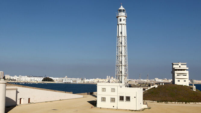 La señal del Faro de Cádiz no se verá desde tierra durante una operación de mantenimiento