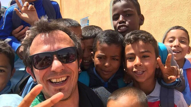 José María González se hace un selfie con varios niños saharauis.