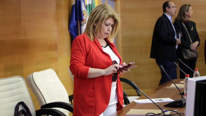 La alcaldesa de Jerez, Mamen Sánchez, consultando ayer su móvil.