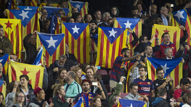 Aficionados del Barça con esteladas.
