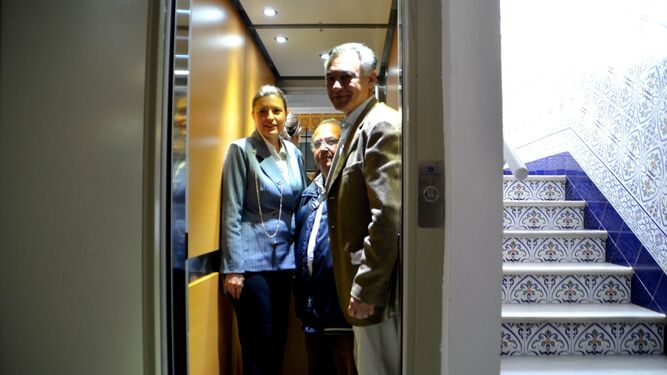 Patricia Cavada con  Federico Fernández y un vecino en el ascensor.