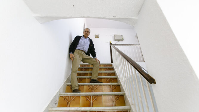 Pedro Núñez lleva 15 años intentando que se instale un ascensor en su finca de Cánovas del Castillo.