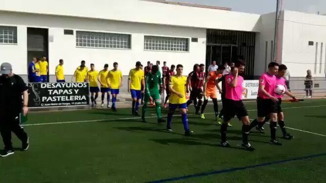 Los jugadores del Cádiz B y del Cabecense saltan al campo para iniciar el partido