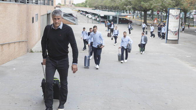 Quique Setién y sus futbolistas, ayer en la estación de Santa Justa para coger un AVE rumbo a Madrid.