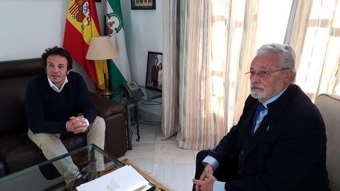 El alcalde, con el Defensor del Pueblo Andaluz, en diciembre del año pasado, presentándole el bono eléctrico local.