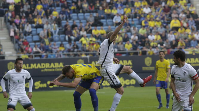 Carrillo cae en la pugna con Álex Bergantiños en una acción del partido contra el Sporting de Gijón.
