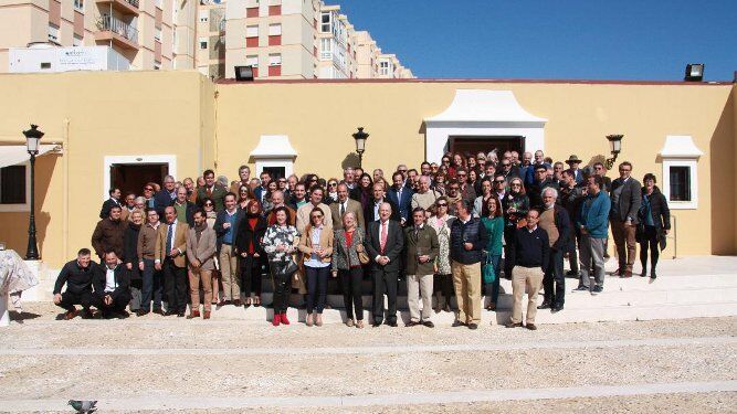 El homenajeado Manuel Jiménez Benitez, con todo el grupo de compañeros de la Delegación Territorial de Agricultura de la Junta de Andalucía, durante el almuerzo celebrado en el Baluarte de los Mártires con motivo de su jubilación.