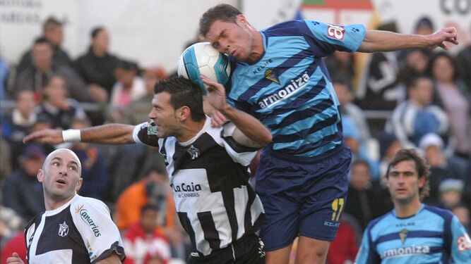 Nano pelea un balón aéreo en el Vecindario-Cádiz que cerró la única doble victoria como equipo visitante.