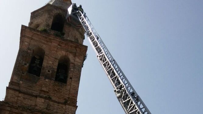 Los bomberos accedieron a la zona más elevada de la iglesia.
