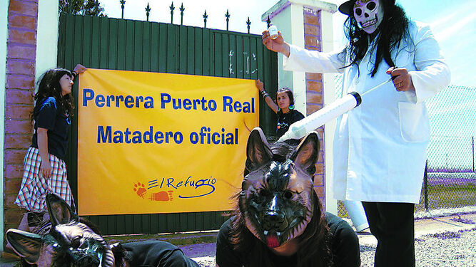Miembros de la asociación El Refugio, durante una protesta ante la perrera de Puerto Real.