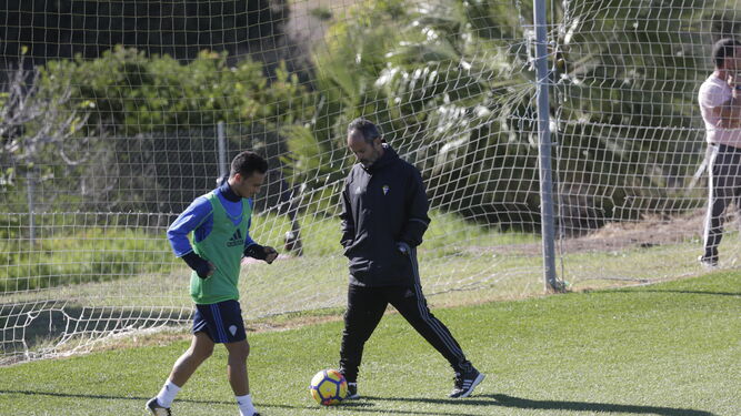 Álvaro García trota junto a Cervera durante una sesión preparatoria en las instalaciones de El Rosal.