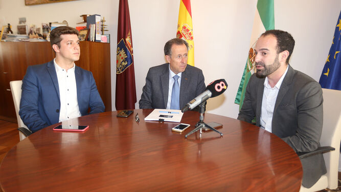 Bustos (dcha.) con el alcalde y el edil de Juventud, ayer en Alcaldía