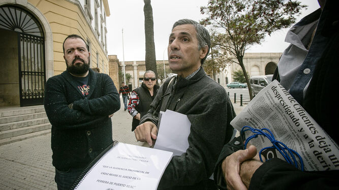Francisco Molina, presidente de Prodean Bahía de Cádiz, presenta el escrito a los medios en la Audiencia.