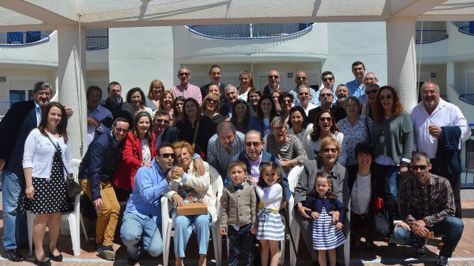El patriarca de la familia Lupiani, rodeado de todos los familiares y amigos que acudieron a la celebración de sus noventa años, en el Hotel Playa Victoria, reuniendo a cuatro generaciones de la familia.