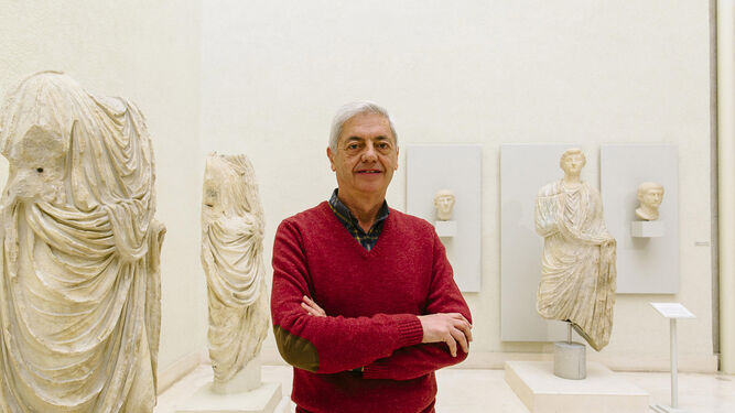 Juan Alonso de la Sierra, en la sala de esculturas romanas.
