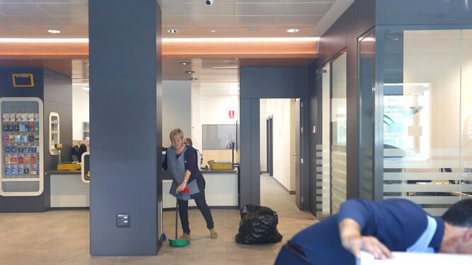 Una trabajadora limpia una de las zonas de la oficina con vistas a su próxima inauguración.