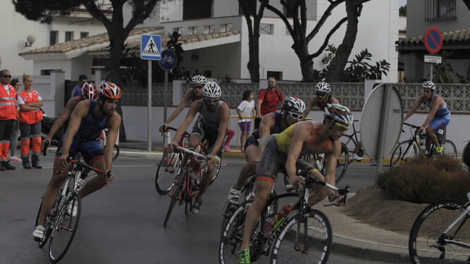 El municipio chiclanero promocionará su prueba de triatlón que tendrá lugar el 27 de mayo.