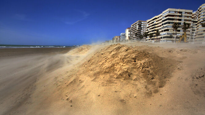 Desnivel en la arena de la playa de la Victoria tras los temporales.