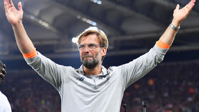 Jürgen Klopp saluda a los aficionados del Liverpool en el Estadio Olímpico de Roma después de la clasificación para la final de la Liga de Campeones.