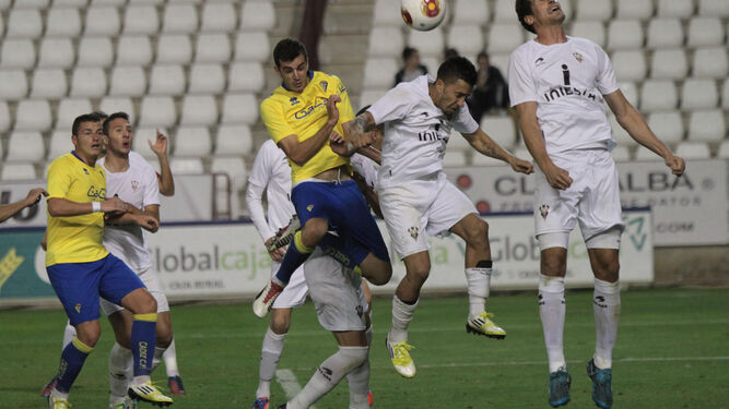 Juan Villar intenta rematar de cabeza en el Albacete-Cádiz liguero más reciente.