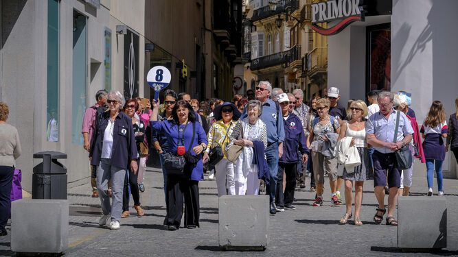 Turistas caminando ayer por zona peatonal en el transcurso de un tour guiado por la ciudad.