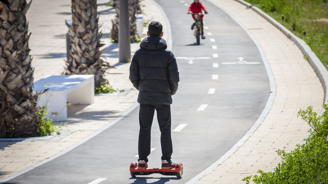 Un chico circula de manera correcta con un patinete  'hover' por un carril bici.