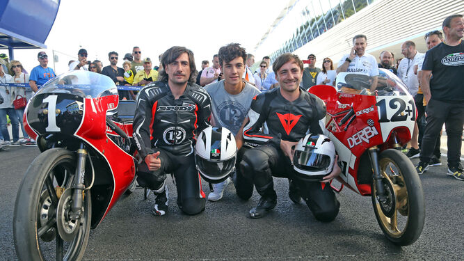 Gelete y Pablo Nieto, con las motos de su padre que pilotaron en el circuito.
