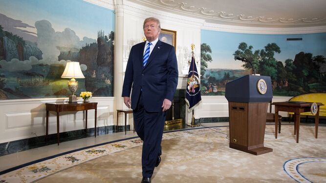 El presidente estadounidense, Donald Trump, abandona la sala tras la rueda de prensa que ofreció en la Casa Blanca.
