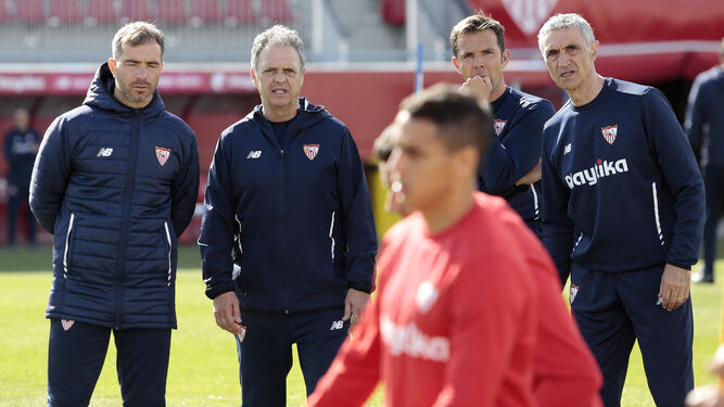 Enzo Maresca, Joaquín Caparrós, Carlos Marchena y Antonio Álvarez, atentos en pleno entrenamiento del Sevilla.