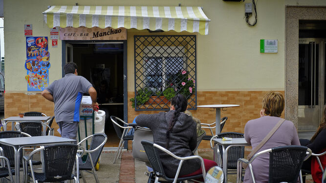 Imagen tomada ayer por la mañana del lugar donde ocurrieron los hechos, la terraza del bar El Manchao en el barrio del Cerro del Moro de Cádiz.