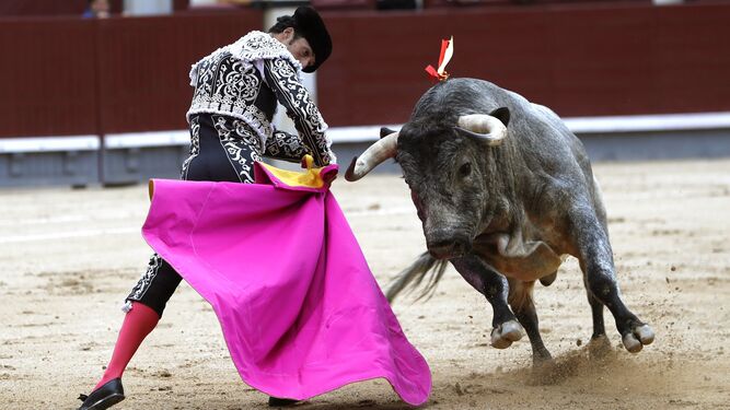 Morenito de Aranda, en una media verónica a su primer toro.