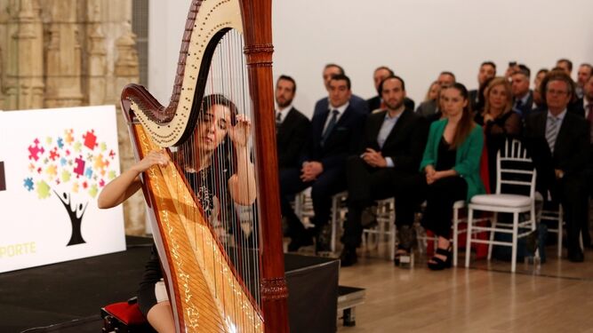 Cristina Montes ofreci&oacute; un recital con su arpa que cautiv&oacute; a los asistentes.